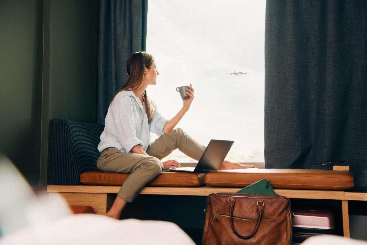 Comfort Hotel Arlanda Airport Terminal Екстер'єр фото A woman working from home with a laptop and a suitcase.